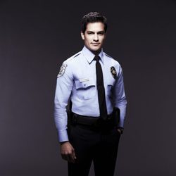 Nicholas Gonzalez es Connor Cuesta en 'Resurrection'