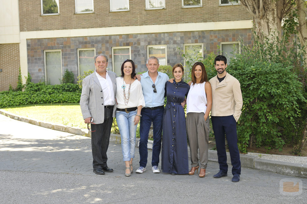 Tito Valverde, Cristina de Inza, Jordi Rebellón, Megan Montaner, Lydia Bosch y Miguel Ángel Muñoz en la rueda de prensa de 'Sin identidad'
