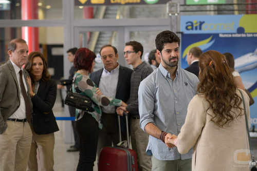 María se reencuentra con Bruno en el aeropuerto en 'Sin identidad'