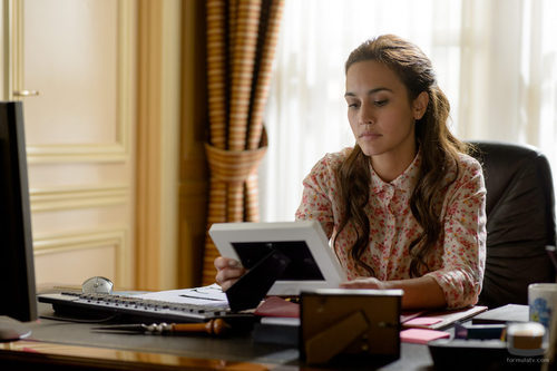 Megan Montaner observa una fotografía en 'Sin identidad'