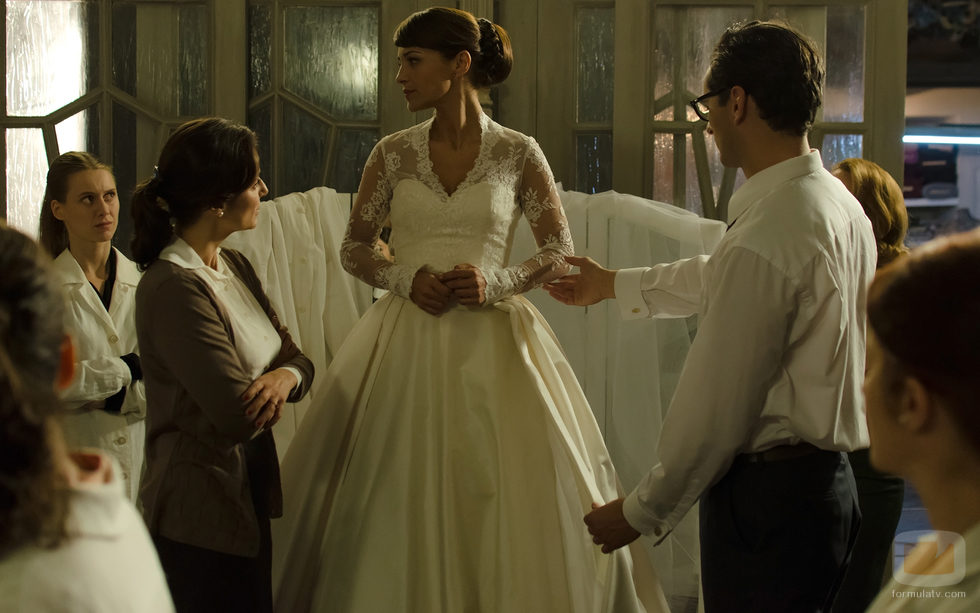 Ana vestida de novia en 'Velvet'