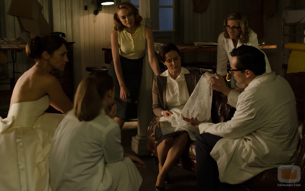 Raúl de la Riva ultima el diseño del vestido de la boda en 'Velvet'