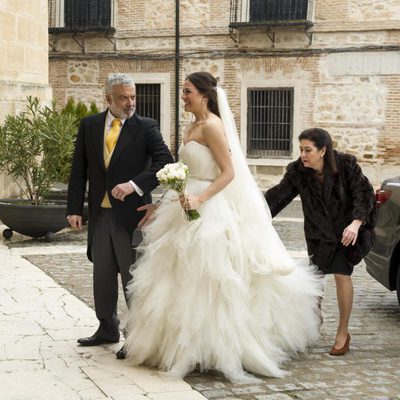 Clara vestida de novia y acompañada del señor Bornay en 'B&b, de boca en boca'