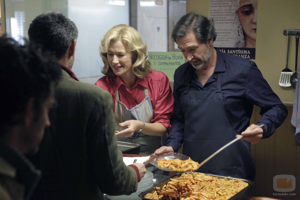 Mercedes vuelve al comedor social con Lucas en 'Cuéntame cómo pasó'