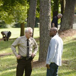 Omar Epps y Matt Craven en el capítulo "Nosotros contra el mundo" de 'Resurrection'