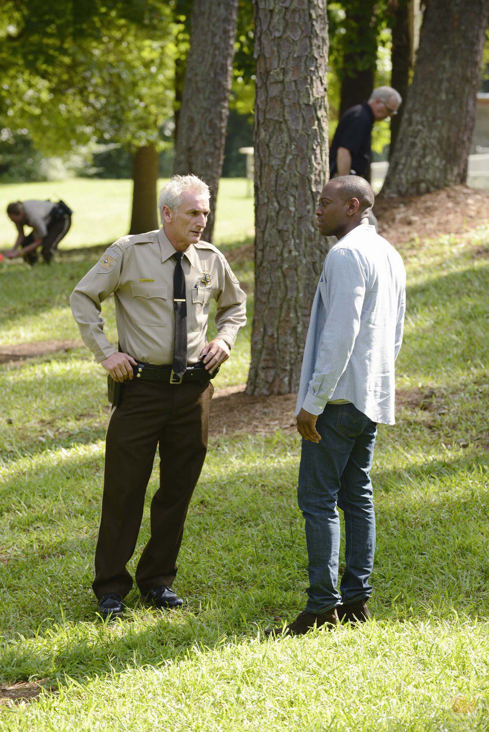 Omar Epps y Matt Craven en el capítulo "Nosotros contra el mundo" de 'Resurrection'