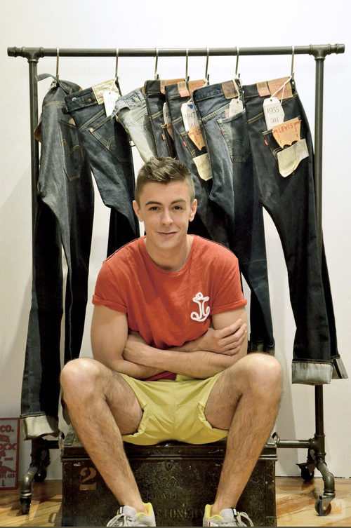 Víctor Palmero con una camiseta Antony Morato y un pantalón Dockers