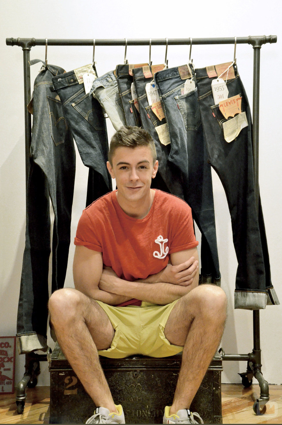 Víctor Palmero con una camiseta Antony Morato y un pantalón Dockers