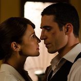 Paula Echevarría y Miguel Ángel Silvestre muy juntos antes de la boda en 'Velvet'