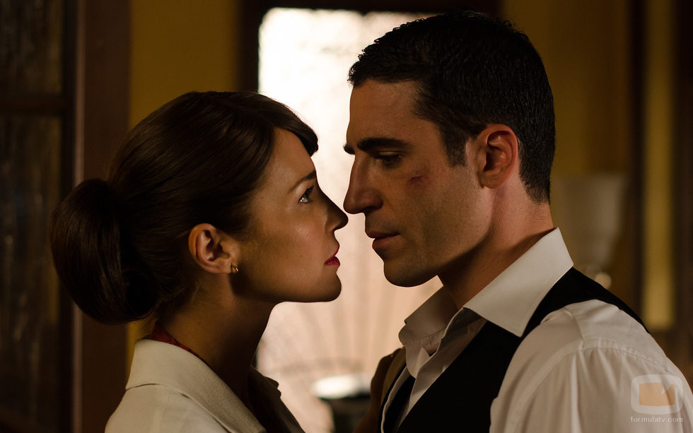 Paula Echevarría y Miguel Ángel Silvestre muy juntos antes de la boda en 'Velvet'