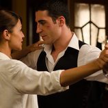 Miguel Ángel Silvestre y Paula Echevarría ensayan un valls en 'Velvet'