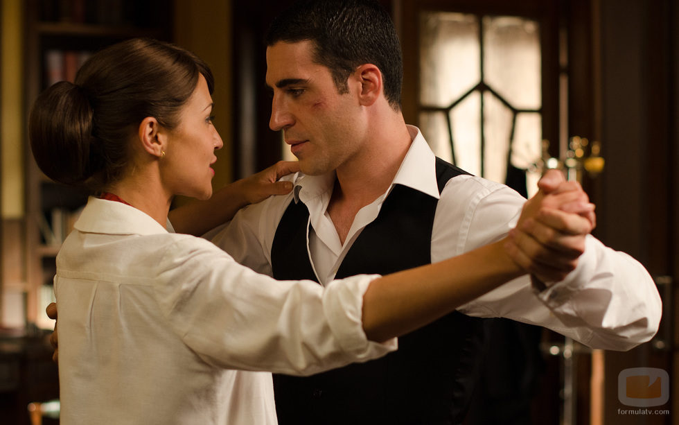Miguel Ángel Silvestre y Paula Echevarría ensayan un valls en 'Velvet'