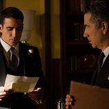 Miguel Ángel Silvestre recibe una carta en 'Velvet'