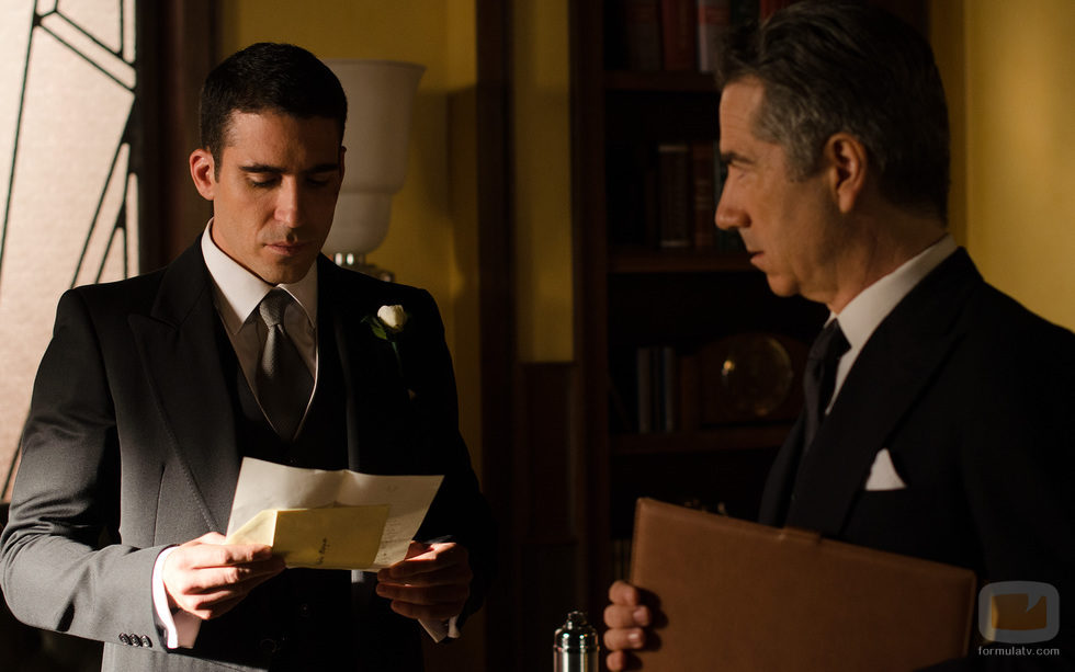 Miguel Ángel Silvestre recibe una carta en 'Velvet'