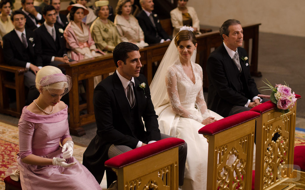 Manuela Velasco y Miguel Ángel Silvestre pocos minutos antes de casarse en 'Velvet'