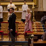 Miguel Ángel Silvestre espera frente al altar en 'Velvet'