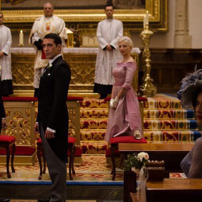 Miguel Ángel Silvestre espera frente al altar en 'Velvet'