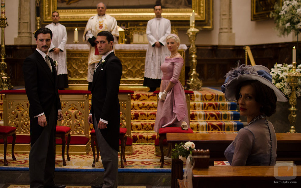 Miguel Ángel Silvestre espera frente al altar en 'Velvet'