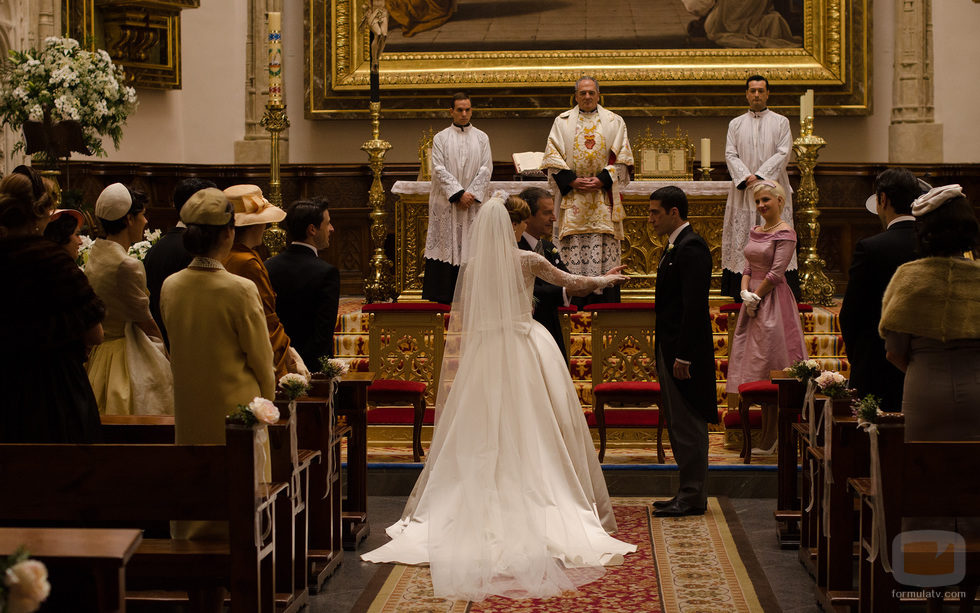 Manuela Velasco llega al altar vestida de novia en 'Velvet'