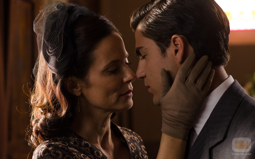 Max Iglesias y Aitana Sáchez-Gijón se besan en 'Velvet'