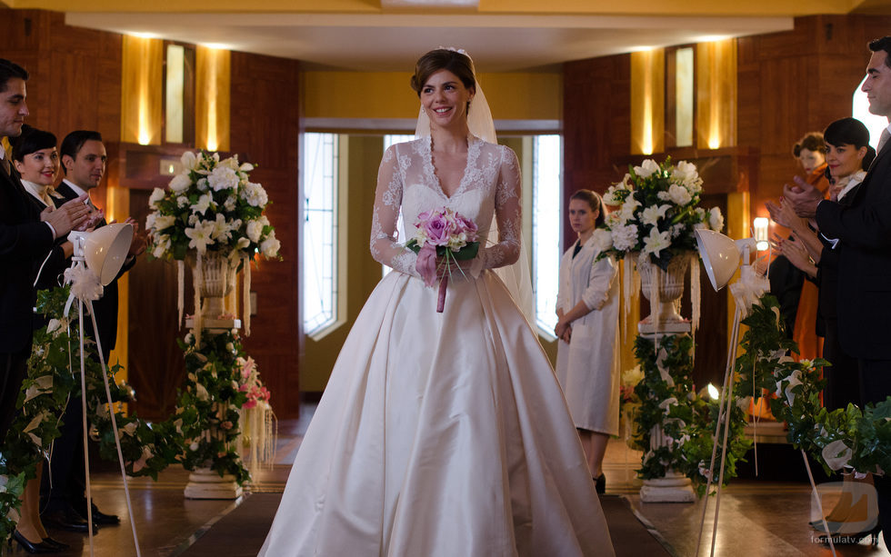 Manuela Velasco vestida de novia en 'Velvet'