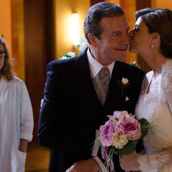 Manuela Velasco besa a su padre en 'Velvet'
