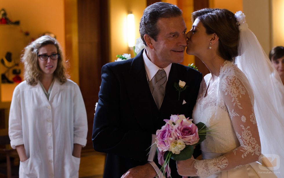 Manuela Velasco besa a su padre en 'Velvet'