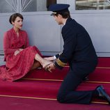 Paula Echevarría, como una princesa, deja que le pongan el zapato en 'Velvet'