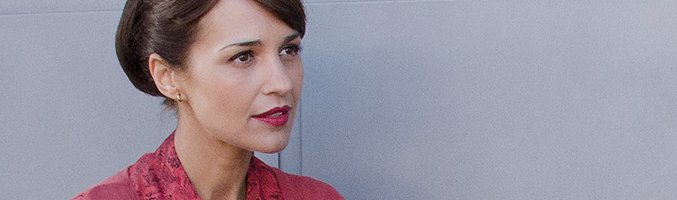 Paula Echevarría, como una princesa, deja que le pongan el zapato en 'Velvet'