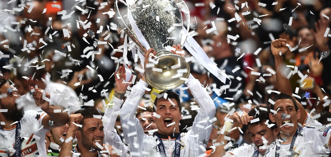 Los jugadores del Real Madrid levantan la décima Copa de Campeones