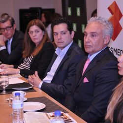 Diego Suárez y Lorena Morlote durante la rueda de prensa de 'Millonario anónimo'