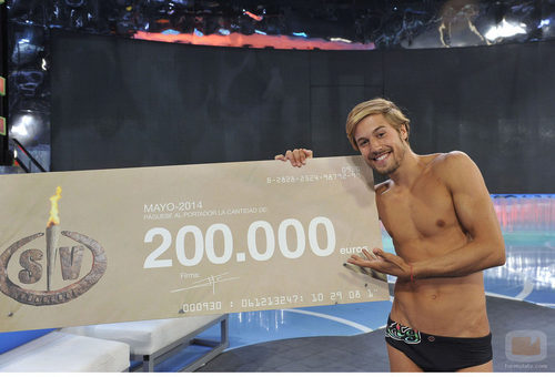 Abraham García posa con el cheque de su premio