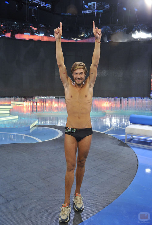 Abraham García alza los brazos como símbolo de victoria