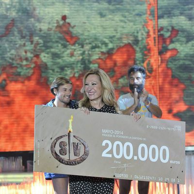 Rosa Benito fue la encargada de entregar el premio al ganador de 'Supervivientes 2014'