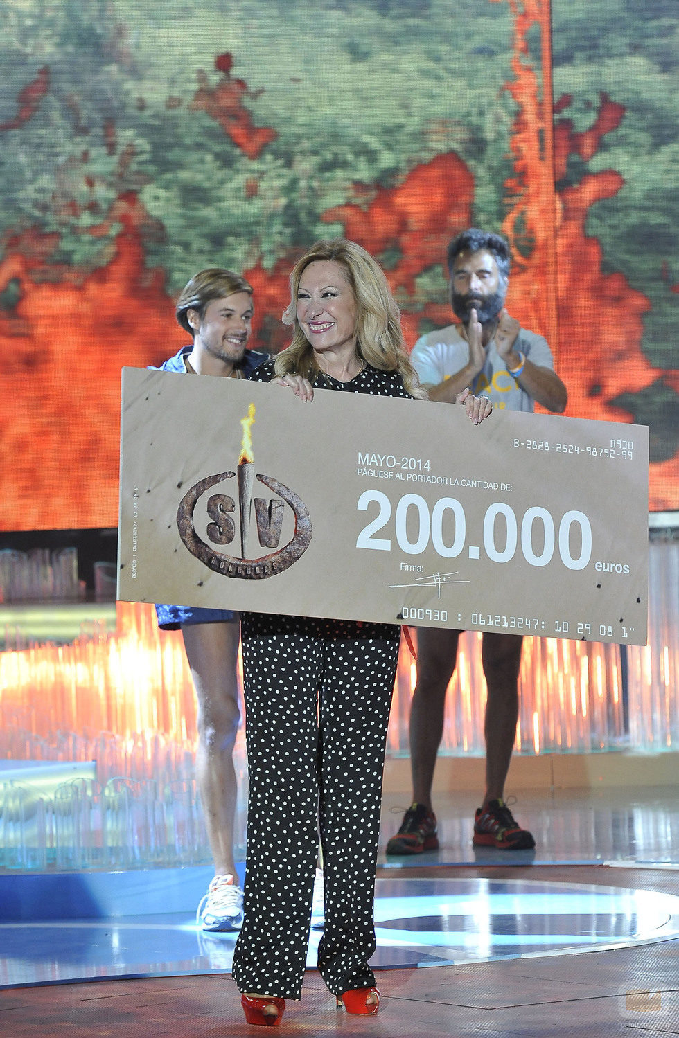 Rosa Benito fue la encargada de entregar el premio al ganador de 'Supervivientes 2014'