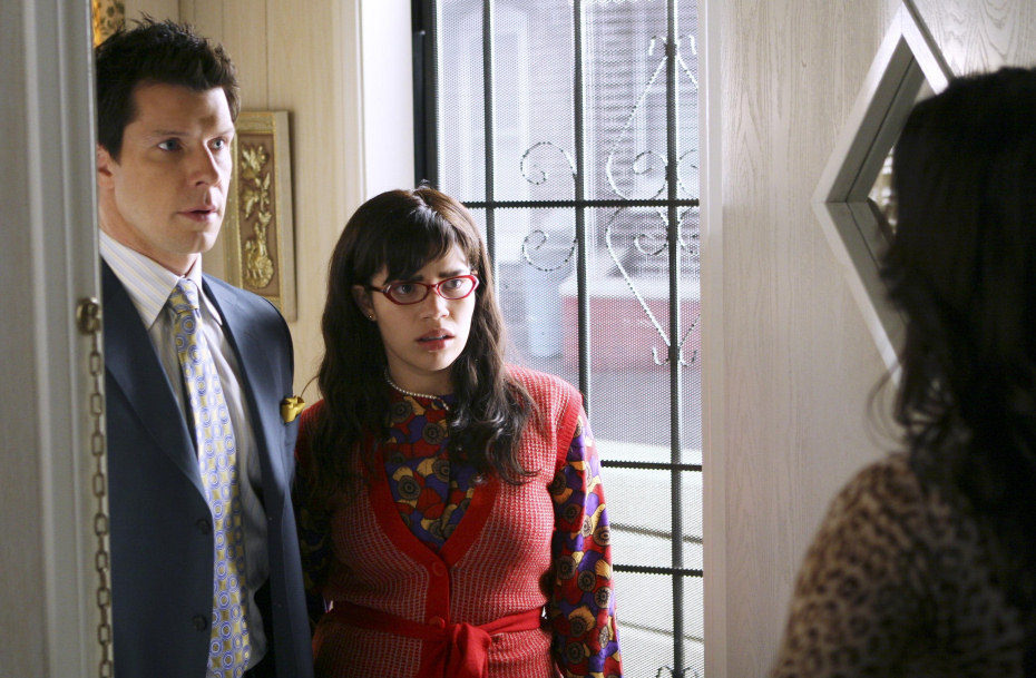 Los actores Eric Mabius y America Ferrera en el capítulo "La caja y el conejo"