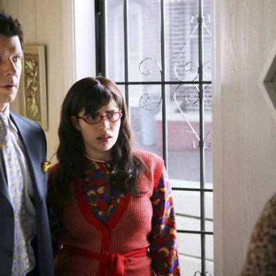 Los actores Eric Mabius y America Ferrera en el capítulo "La caja y el conejo"