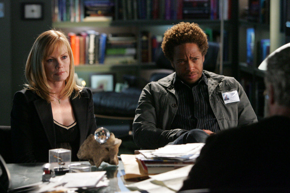 Marg Helgengerber y Gary Dourdan en la serie 'CSI'