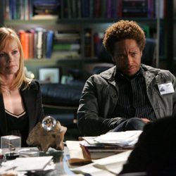 Marg Helgengerber y Gary Dourdan en la serie 'CSI'