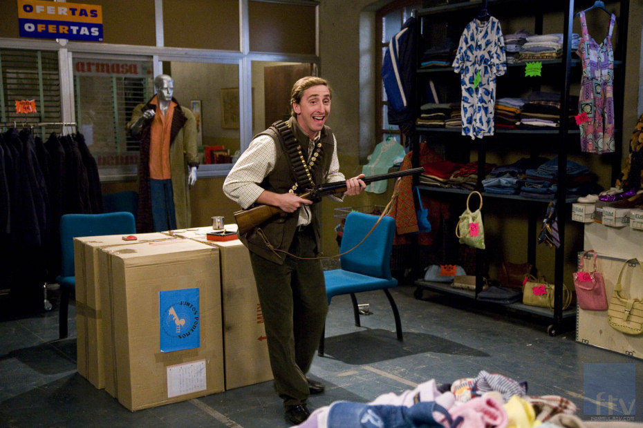 Iván Massagué con un arma