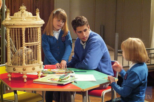 Carlota García, Martín Rivas y Denise Peña en la serie 'El Internado'