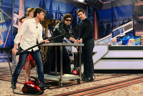 Tom Cruise y Emily Blunt con el hombre de negro