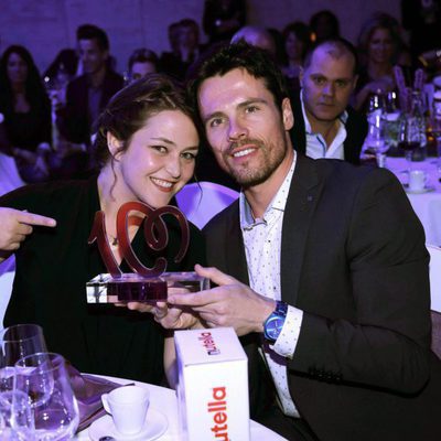 Teresa Hurtado de Ory y Octavi Pujades sostienen el premio de los Números 1 de Cadena 100 concedido a 'Ciega a citas'