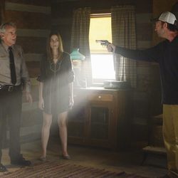 Matt Craven es apuntado con una pistola en 'Resurrection'
