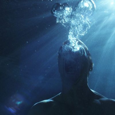 Justin Theroux bajo el agua en 'The Leftovers'