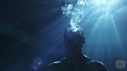 Justin Theroux bajo el agua en 'The Leftovers'