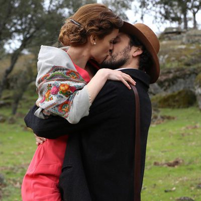 Paula Cancio se besa apasionadamente en 'El secreto de Puente Viejo'