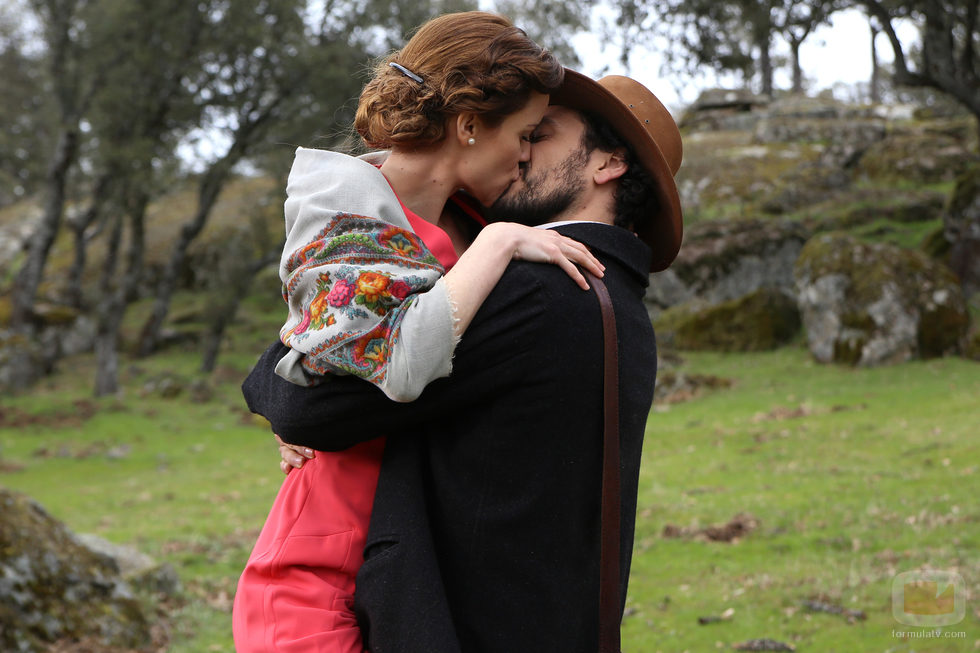 Paula Cancio se besa apasionadamente en 'El secreto de Puente Viejo'