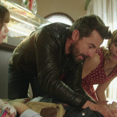 Santi Millán junto a Begoña Maestre atienden a un niño en 'Chiringuito de Pepe'
