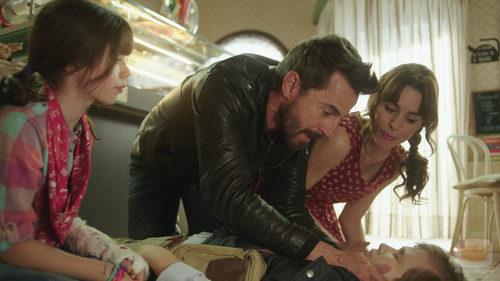 Santi Millán junto a Begoña Maestre atienden a un niño en 'Chiringuito de Pepe'